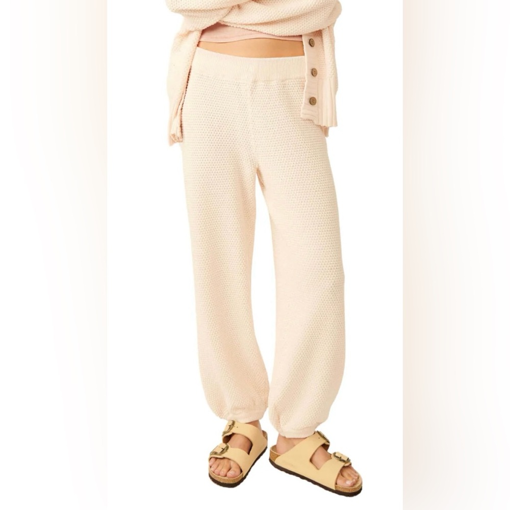 Free People Hailee pants￼
Powder Sand